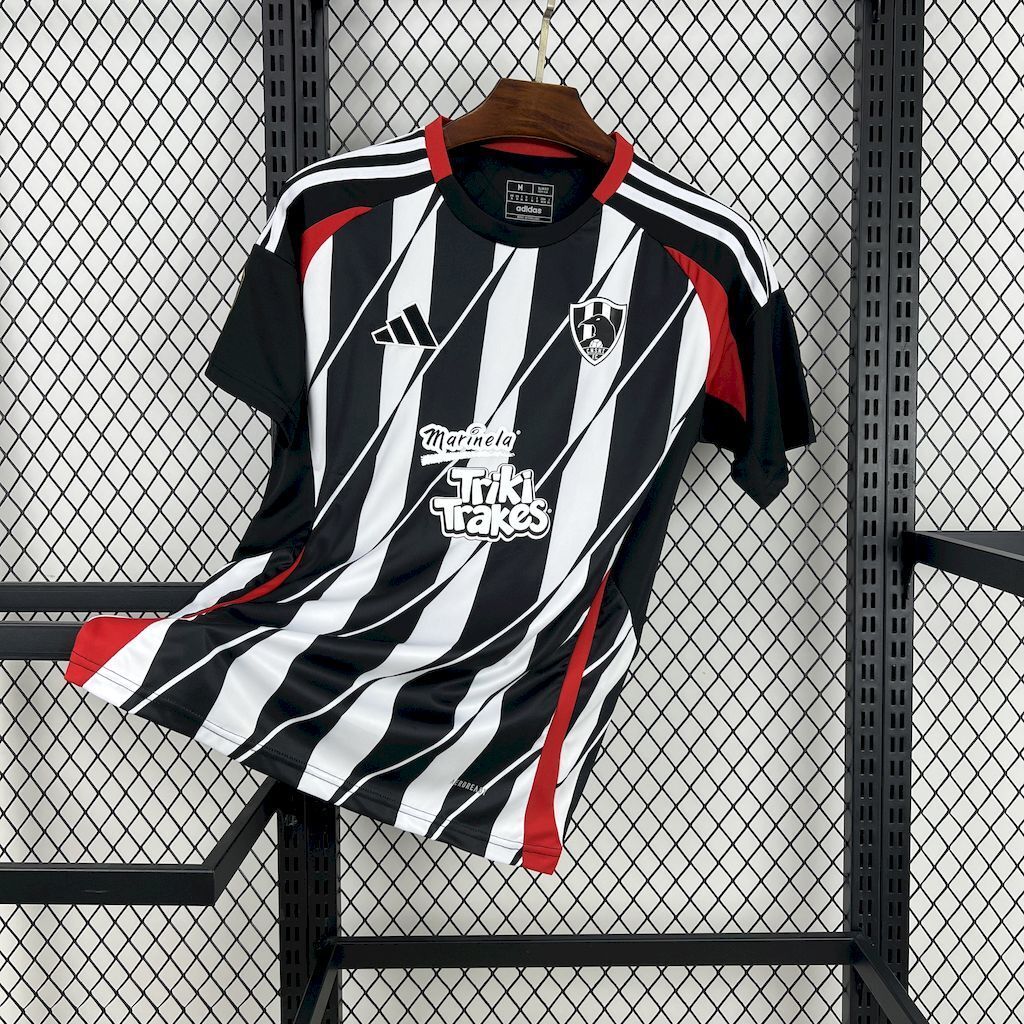 Club de Cuervos Kings 202526 Home Jersey - Fronte